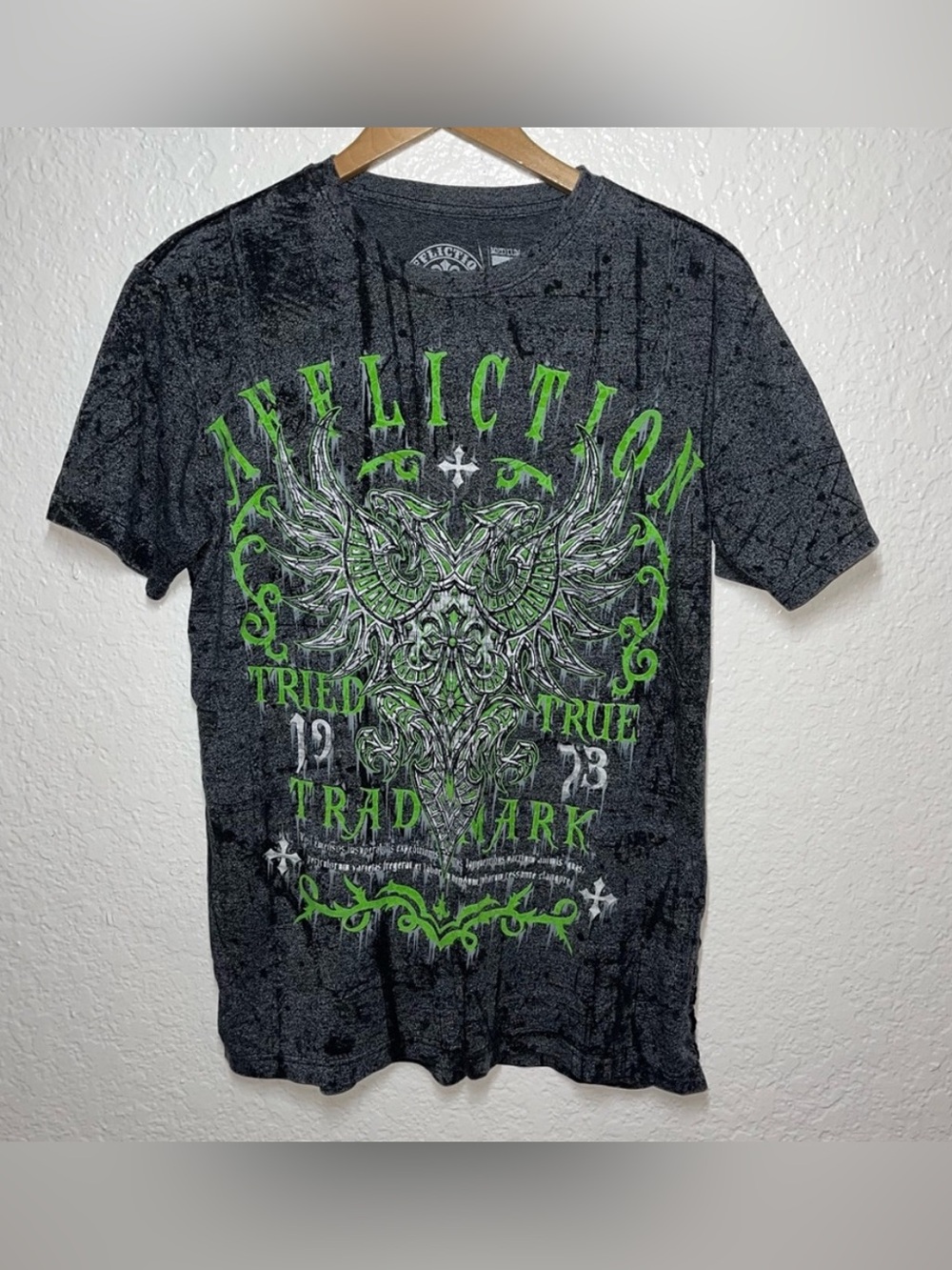 Affliction  NWT Shirt Mens Medium Black Gray Green Graphic Live Fast Tried True